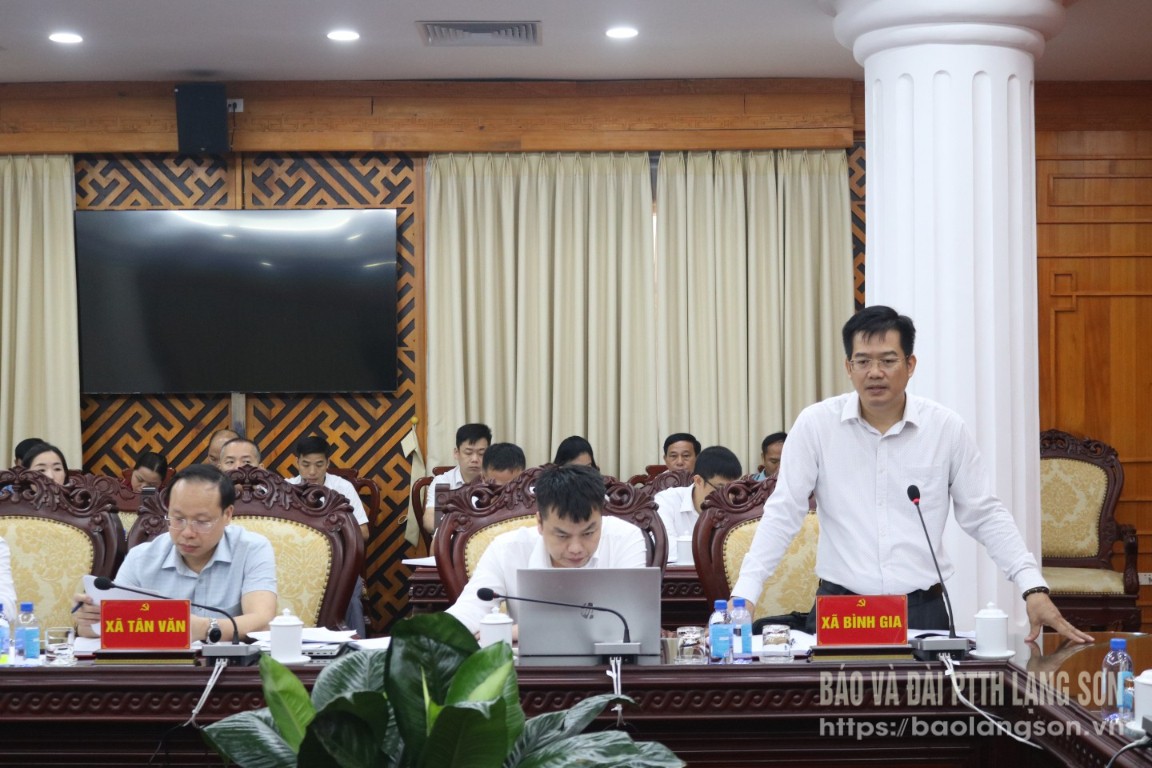 Lãnh đạo Đảng ủy xã Bình Gia trình bày nội dung cơ bản của dự thảo báo cáo chính trị trình Đại hội Đảng bộ xã nhiệm kỳ 2025-2030