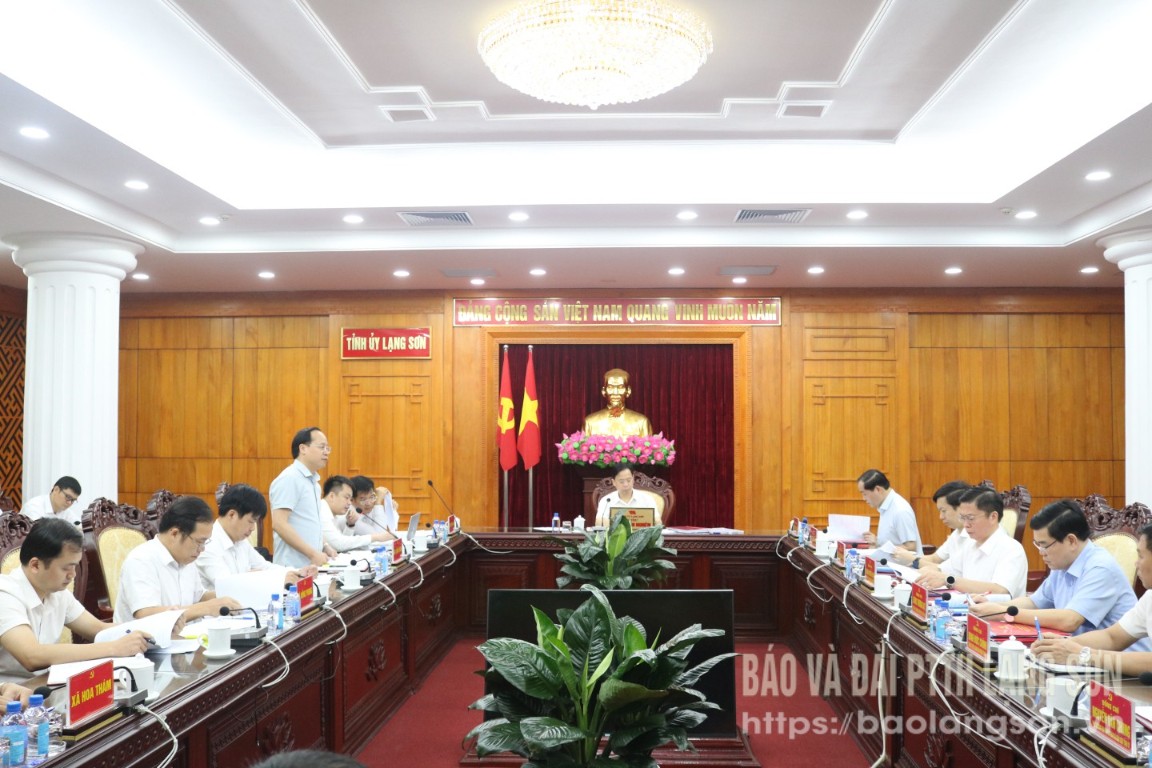 Lãnh đạo Đảng ủy xã Tân Văn trình bày nội dung cơ bản các dự thảo văn kiện và các nội dung xin ý kiến tại cuộc họp