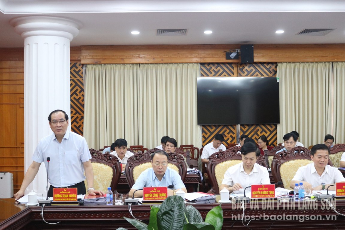 Đồng chí Dương Xuân Huyên, Ủy viên Ban Thường vụ Tỉnh ủy, Phó Chủ tịch Thường trực UBND tỉnh, thành viên Tổ duyệt văn kiện số 1 phát biểu ý kiến tại cuộc họp