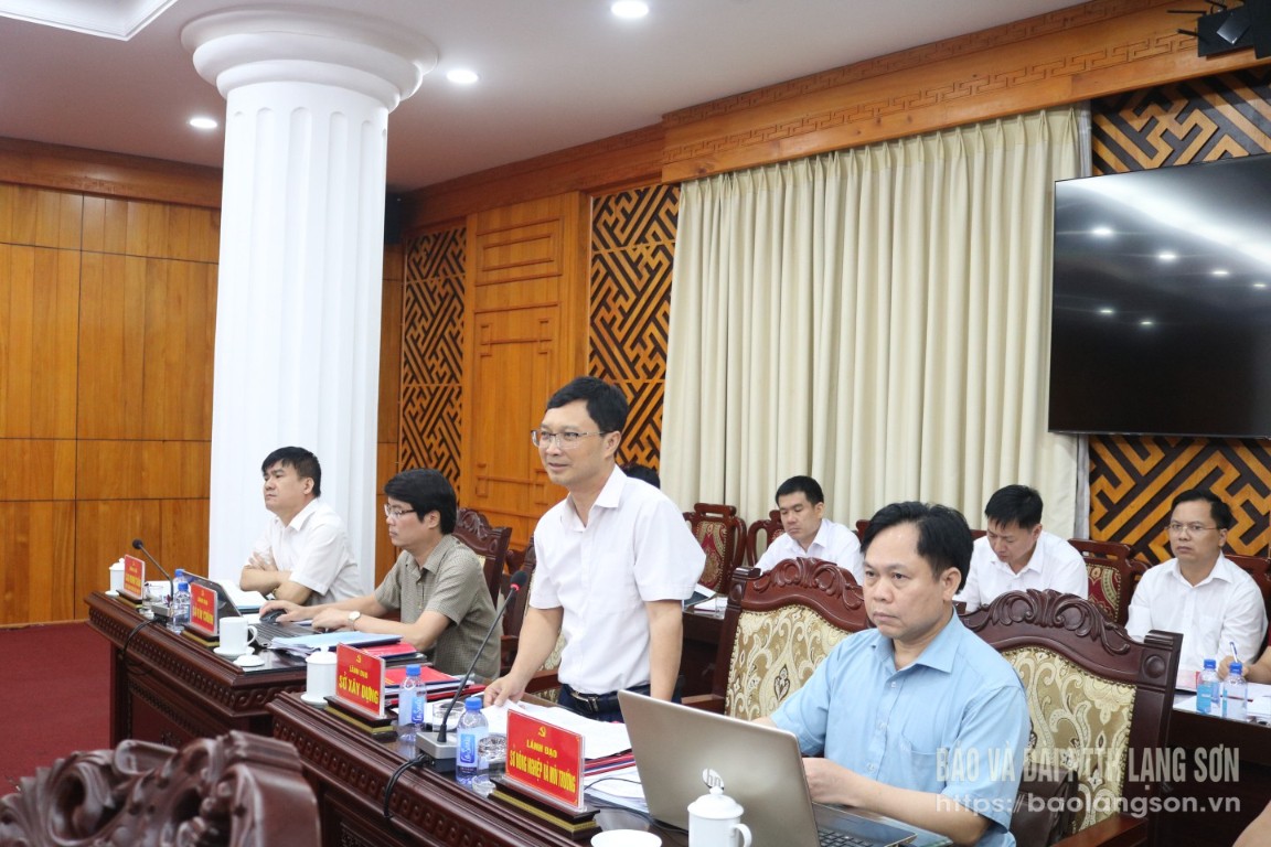 Lãnh đạo Sở Xây dựng góp ý cho dự thảo báo cáo chính trị của các xã tại cuộc họp