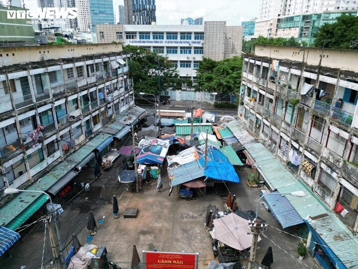Khoảng sân của khu cư xá cũ kỹ, có nguy cơ đổ sập cũng là chợ dân sinh buôn bán sầm uất hàng ngày. (Ảnh: Lương Ý)