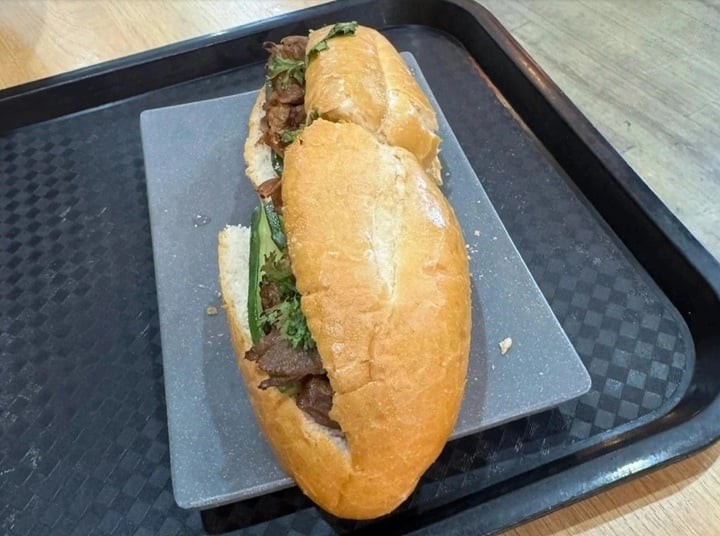 Chiếc bánh mì có giá 208.000 đồng mà một khách hàng đã mua ở sân bay Nội Bài. (Ảnh: Dân Trí)