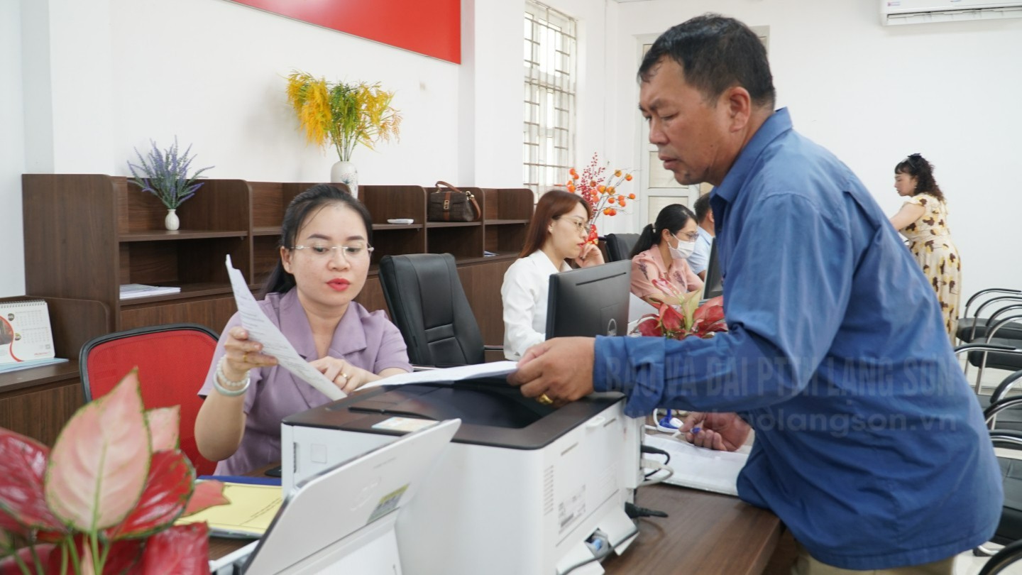 Cán bộ Trung tâm Phục vụ hành chính công phường Tam Thanh hướng dẫn người dân thực hiện các thủ tục đăng ký đất đai