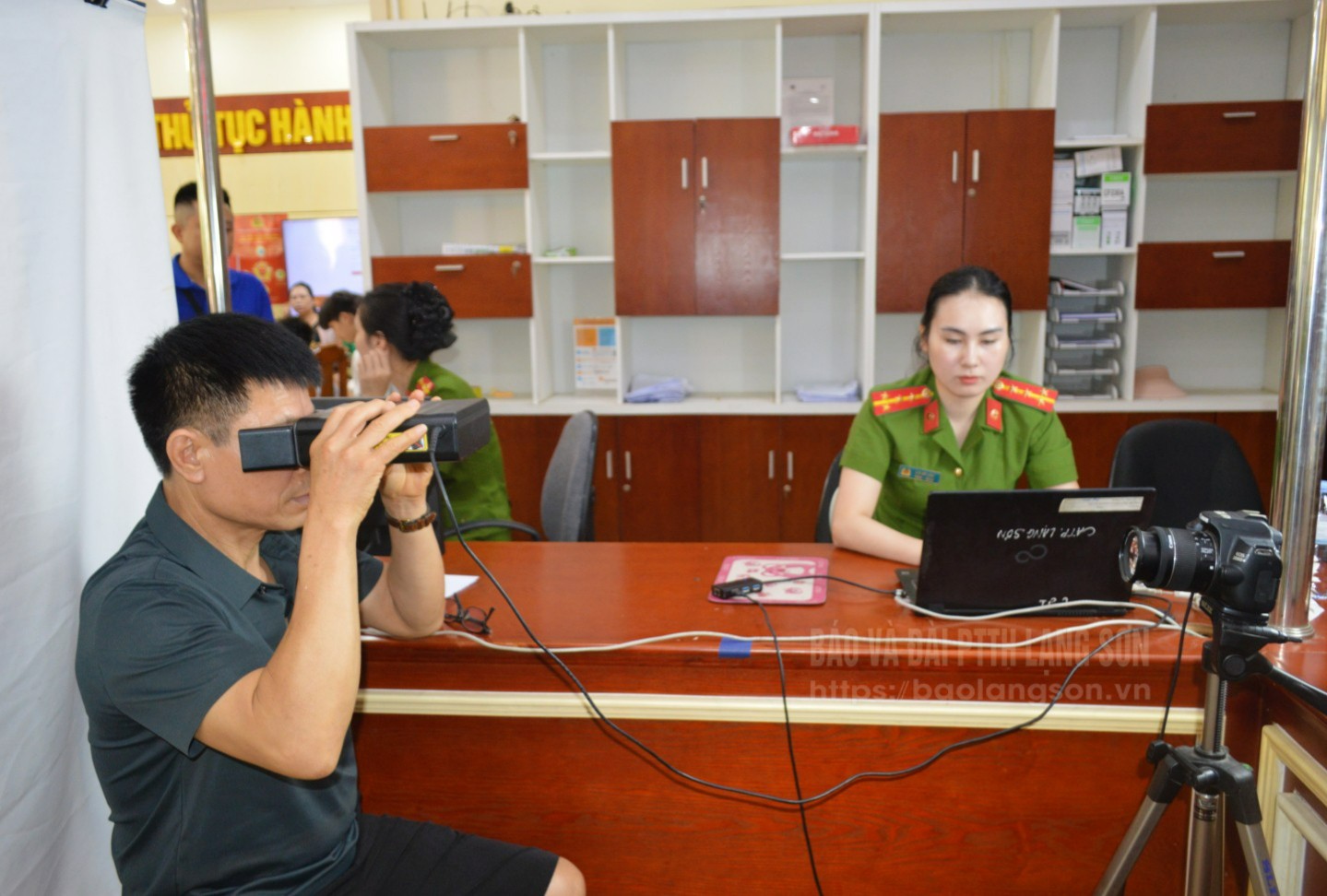 Người dân thực hiện quy trình lấy dữ liệu mống mắt làm thủ tục cấp thẻ căn cước tại Trung tâm Phục vụ hành chính công phường Đông Kinh