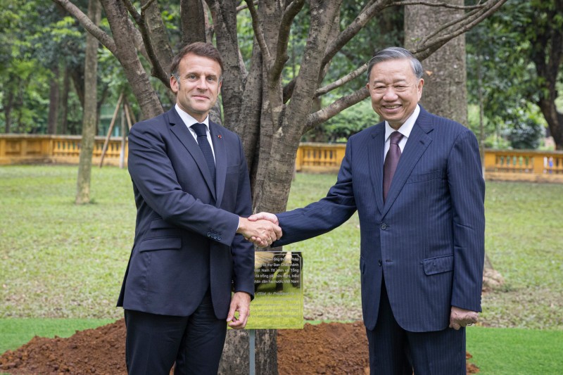 Tổng Bí thư Tô Lâm và Tổng thống Pháp Emmanuel Macron thực hiện nghi thức trồng cây hữu nghị chiều 26/5 tại Phủ Chủ tịch.