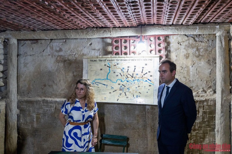 Bộ trưởng Quân đội Pháp Sébastien Lecornu và Quốc vụ khanh Patricia Miralles bên cạnh bản đồ