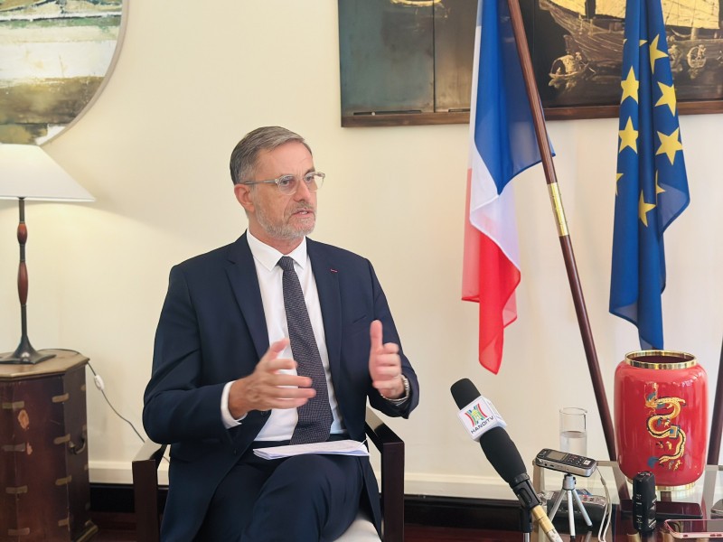 Đại sứ Pháp tại Việt Nam Olivier Brochet.