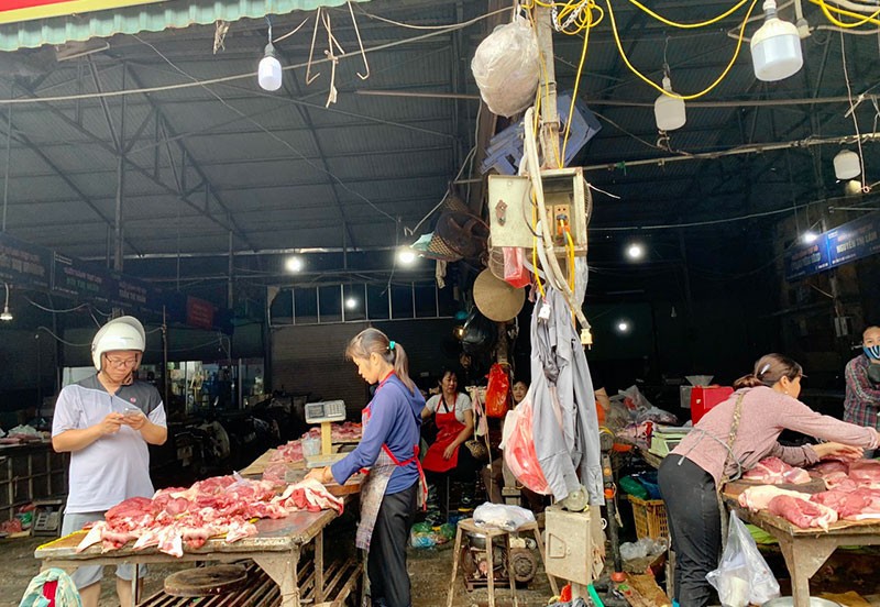 Lượng tiêu thụ thịt lợn tại chợ Phùng Khoang 2 sụt giảm sau vụ lợn chết được phát hiện.