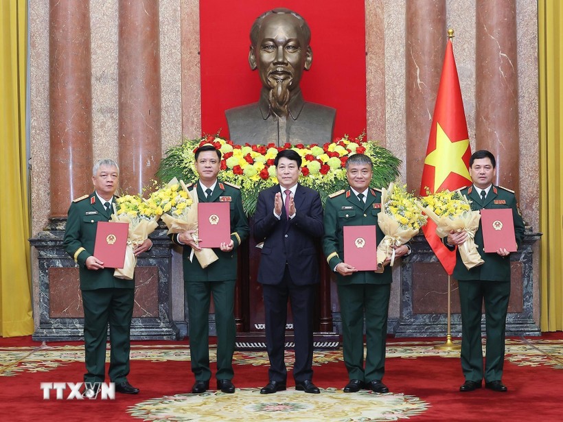 Chủ tịch nước Lương Cường trao Quyết định thăng quân hàm từ Trung tướng lên Thượng tướng đối với các đồng chí Ủy viên Trung ương Đảng, Uỷ viên Quân uỷ Trung ương: Nguyễn Hồng Thái, Thứ trưởng Bộ Quốc phòng; Nguyễn Văn Hiền, Thứ trưởng Bộ Quốc phòng; Nguyễn Trường Thắng, Thứ trưởng Bộ Quốc phòng; Nguyễn Quang Ngọc, Phó Tổng Tham mưu trưởng Quân đội nhân dân Việt Nam. (Ảnh: Lâm Khánh/TTXVN)