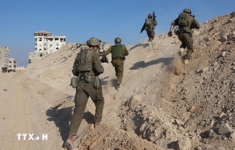 Binh sỹ Israel tiến hành hoạt động quân sự tại Dải Gaza. (Ảnh: THX/TTXVN)