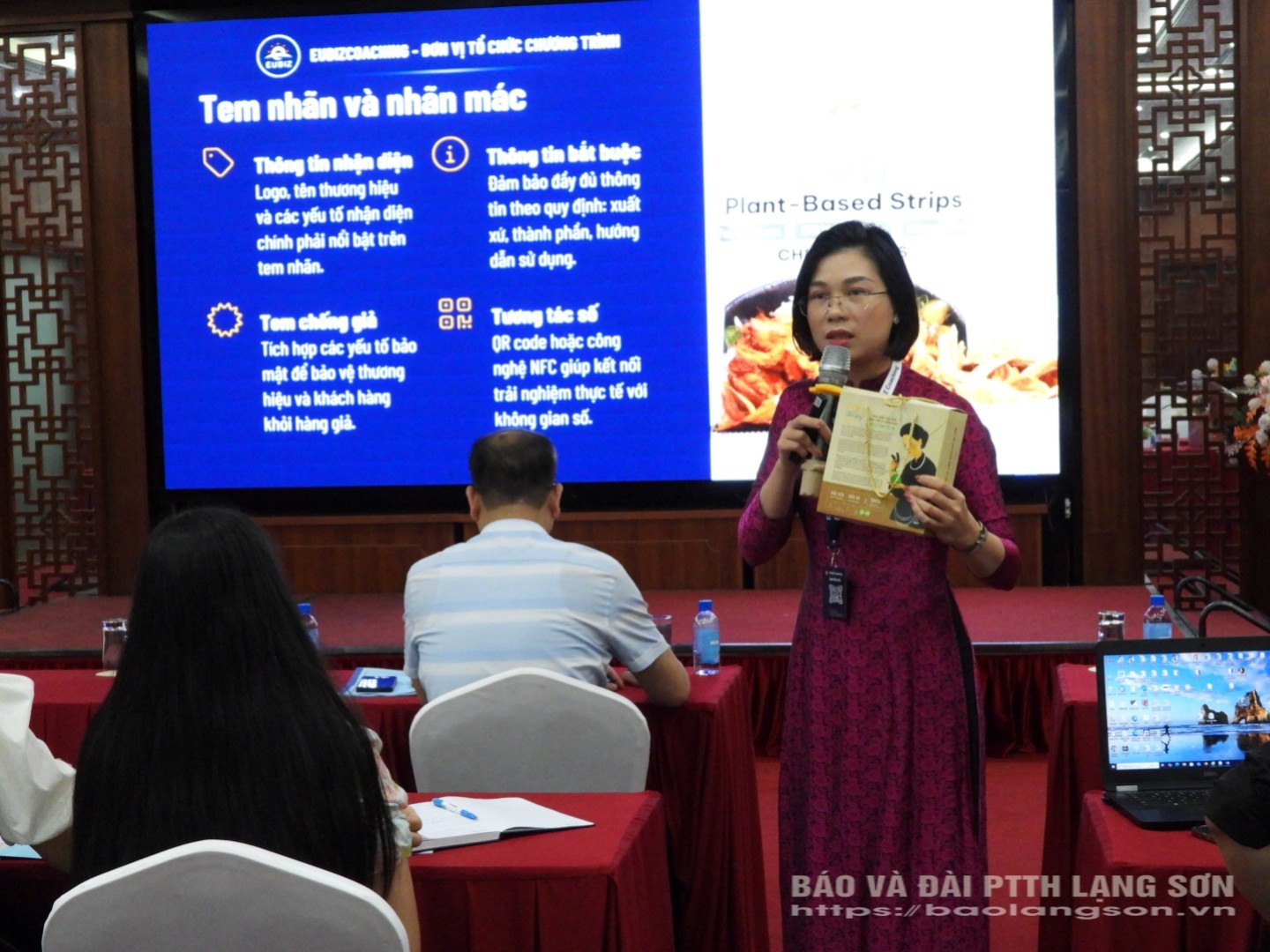 Giảng viên phân tích một thương hiệu sản phẩm của đơn vị tham gia tập huấn