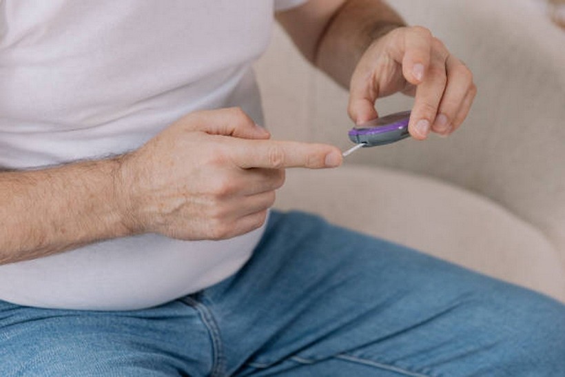 Chỉ số đường huyết hơi cao cũng khiến nam giới đối mặt nguy cơ suy giảm khả năng cương dương và sinh sản rõ rệt. (Ảnh: iStock)
