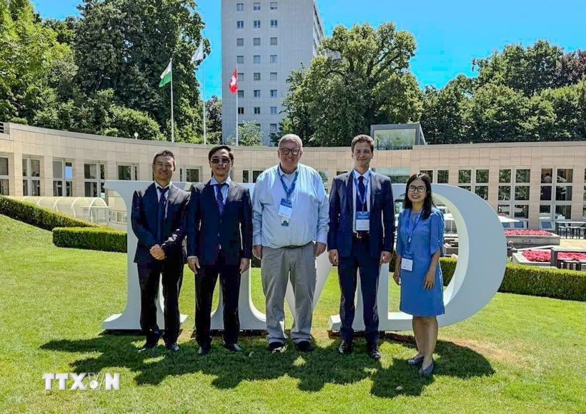 Tham tán Công Phạm Quang Huy (đứng giữa) cùng đại diện của Quỹ St. Gallen. (Ảnh: TTXVN phát)