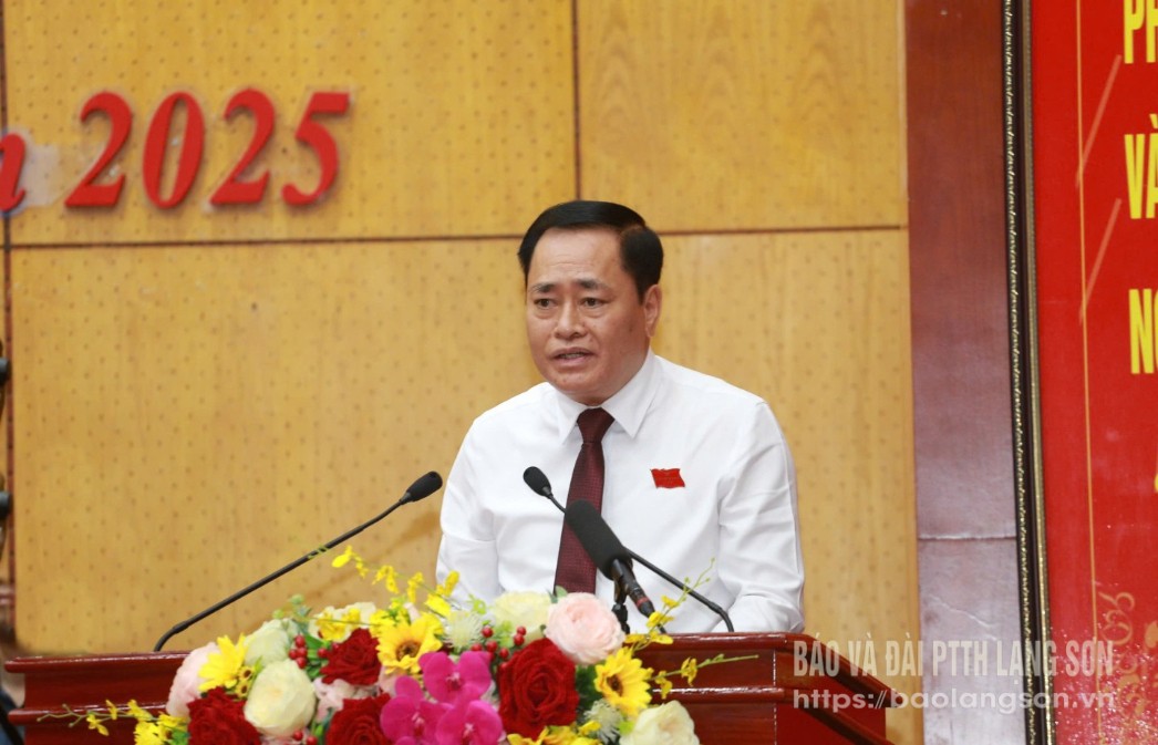 Đồng chí Hồ Tiến Thiệu, Phó Bí thư Tỉnh ủy, Chủ tịch UBND tỉnh trình bày báo cáo của UBND tỉnh về tình hình thực hiện kế hoạch phát triển kinh tế - xã hội 6 tháng đầu năm; nhiệm vụ, giải pháp chủ yếu 6 tháng cuối năm 2025