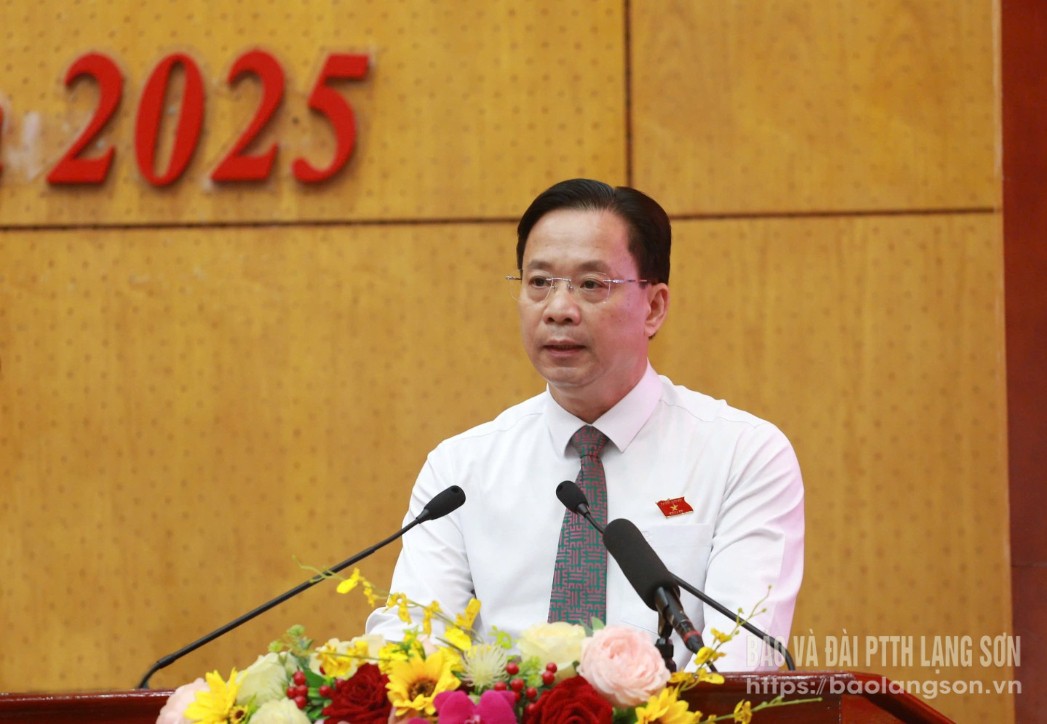 Đồng chí Hoàng Văn Nghiệm, Bí thư Tỉnh ủy, Trưởng Đoàn đại biểu Quốc hội tỉnh phát biểu chỉ đạo kỳ họp