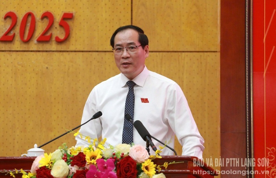 Đồng chí Dương Xuân Huyên, Ủy viên Ban Thường vụ Tỉnh ủy, Phó Chủ tịch Thường trực UBND tỉnh trình bày báo cáo của UBND tỉnh về kết quả giải quyết ý kiến, kiến nghị của cử tri tại kỳ họp thứ 31 của HĐND tỉnh