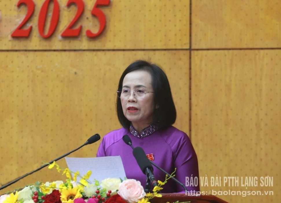 Đồng chí Đoàn Thị Hậu, Phó Bí thư Thường trực Tỉnh ủy, Chủ tịch HĐND tỉnh phát biểu khai mạc kỳ họp