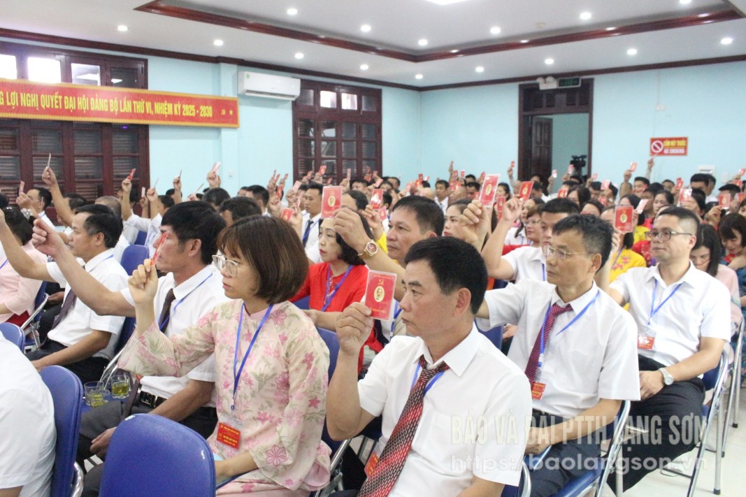 Đại biểu biểu quyết thông qua nghị quyết đại hội