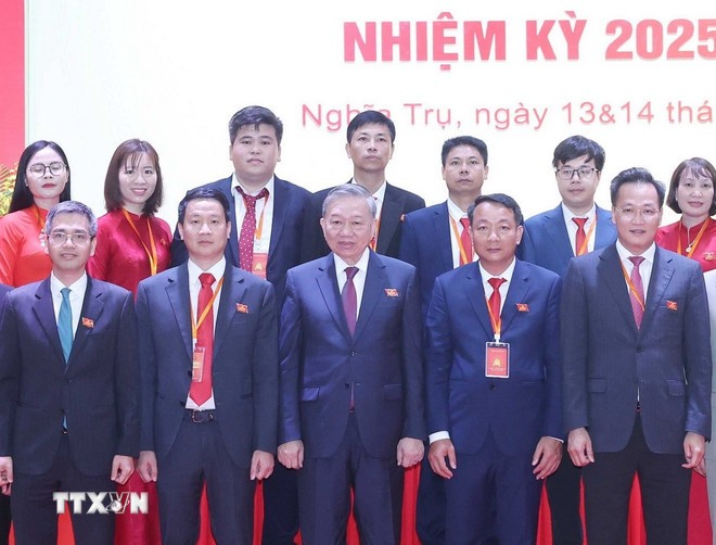 Tổng Bí thư Tô Lâm và đại biểu với Ban Chấp hành Đảng bộ xã Nghĩa Trụ nhiệm kỳ 2025-2030. (Ảnh: Thống Nhất/TTXVN)