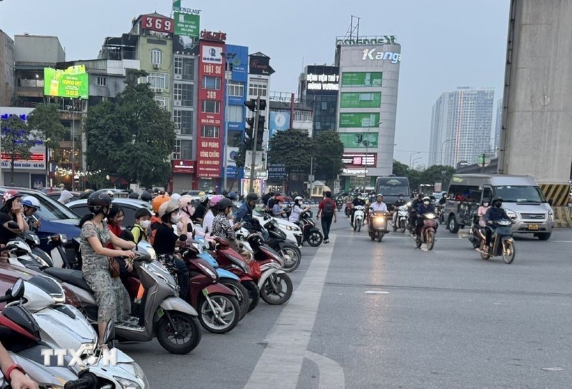 Việc hướng tới loại bỏ xe máy chạy xăng đang là nhiệm vụ cấp bách đặt ra với Thủ đô Hà Nội. (Ảnh: Quốc Lũy/TTXVN)