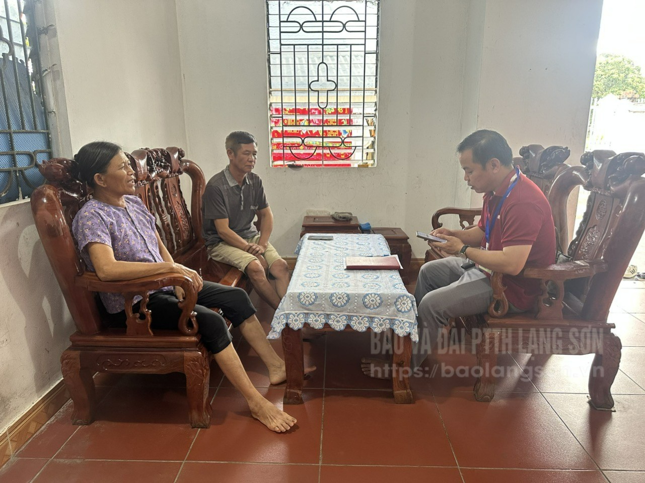Điều tra viên thu thập thông tin tại hộ dân thuộc thôn Nà Ngần, xã Lộc Bình