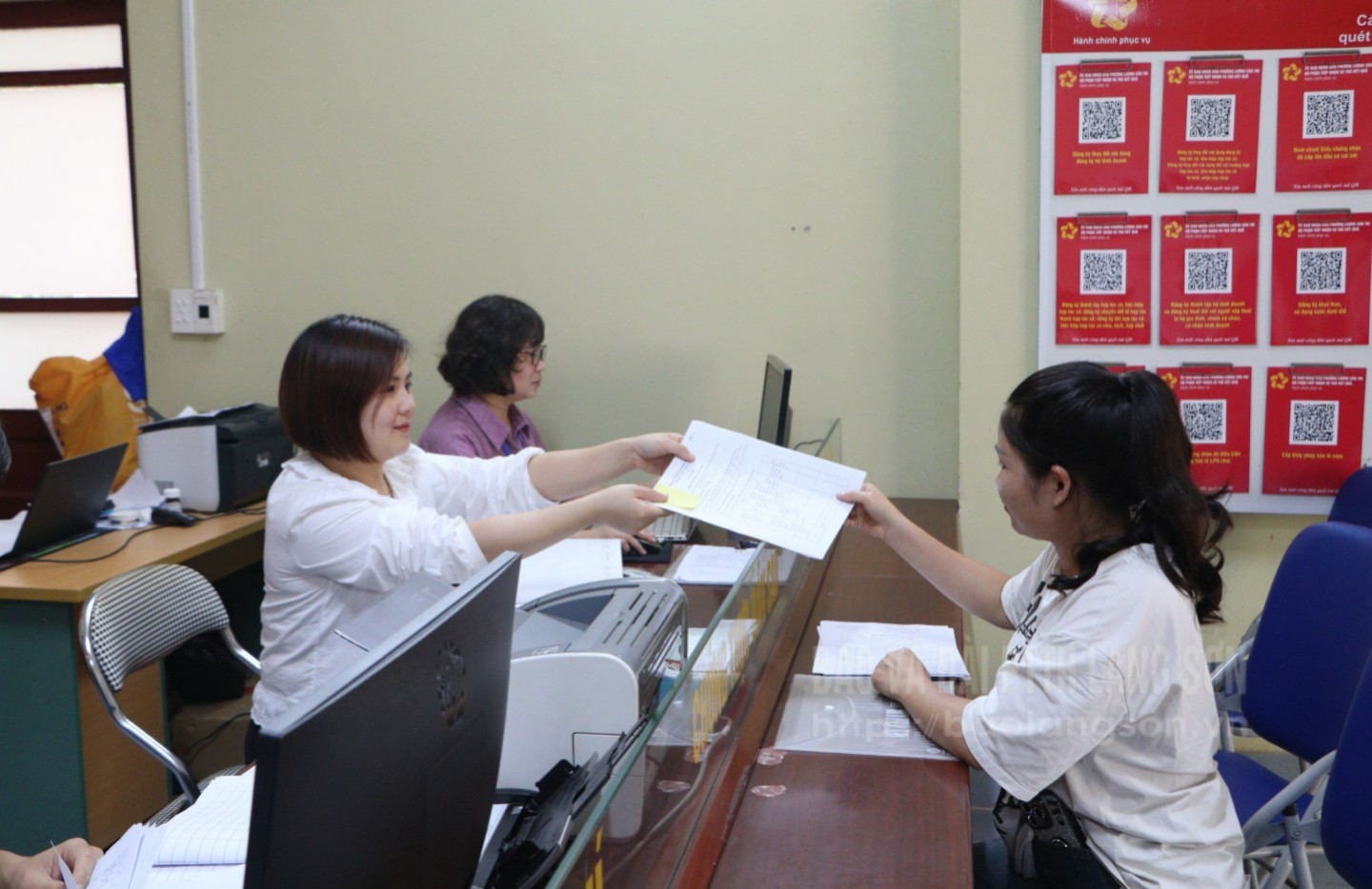 Công chức Trung tâm phục vụ hành chính công phường Lương Văn Tri trả kết quả hồ sơ thủ tục hành chính cho người dân