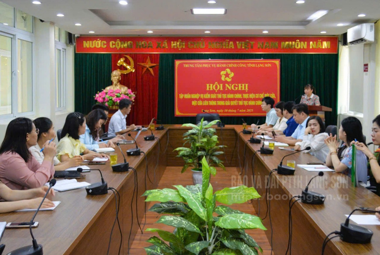 Cán bộ, công chức Trung tâm Phục vụ hành chính công tỉnh và công chức các sở ngành được cử ra làm việc tại trung tâm tham dự hội nghị tập huấn nghiệp vụ kiểm soát thủ tục hành chính, thực hiện cơ chế một cửa, một cửa liên thông