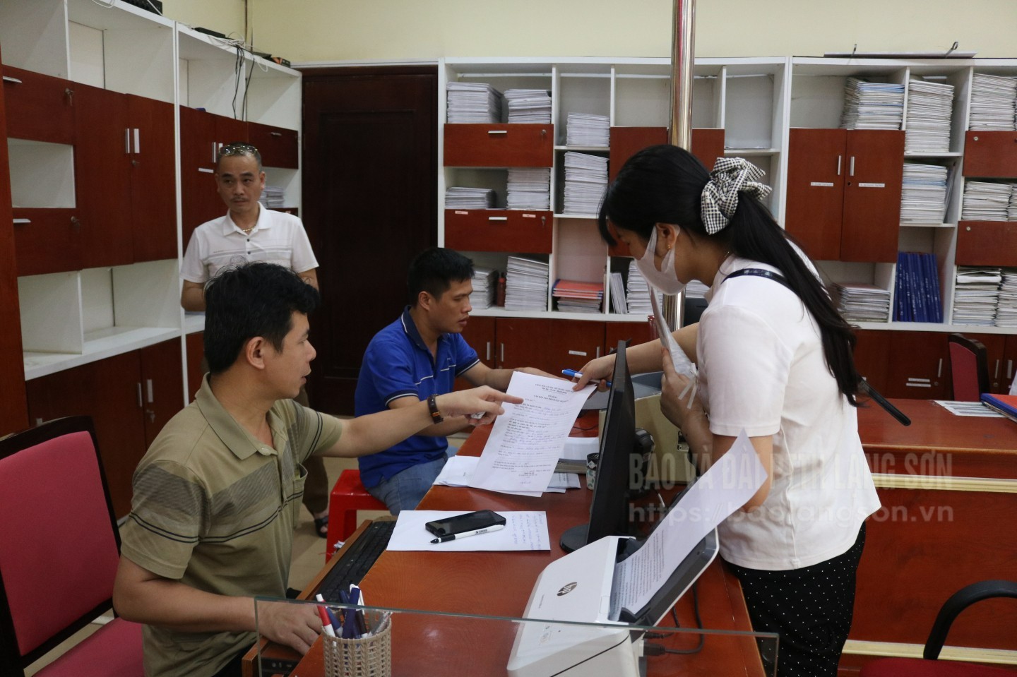 Công chức Trung tâm Phục vụ hành chính công phường Đông Kinh hướng dẫn người dân thực hiện thủ tục hành chính lĩnh vực tư pháp - hộ tịch