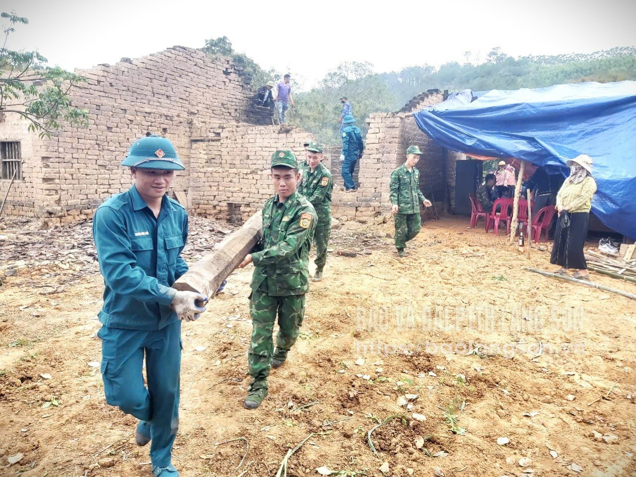 Cán bộ, chiến sĩ Đồn Biên phòng Ba Sơn và các lực lượng chức năng giúp đỡ gia đình có hoàn cảnh khó khăn tháo dỡ, sửa chữa nhà ở tại xã Ba Sơn