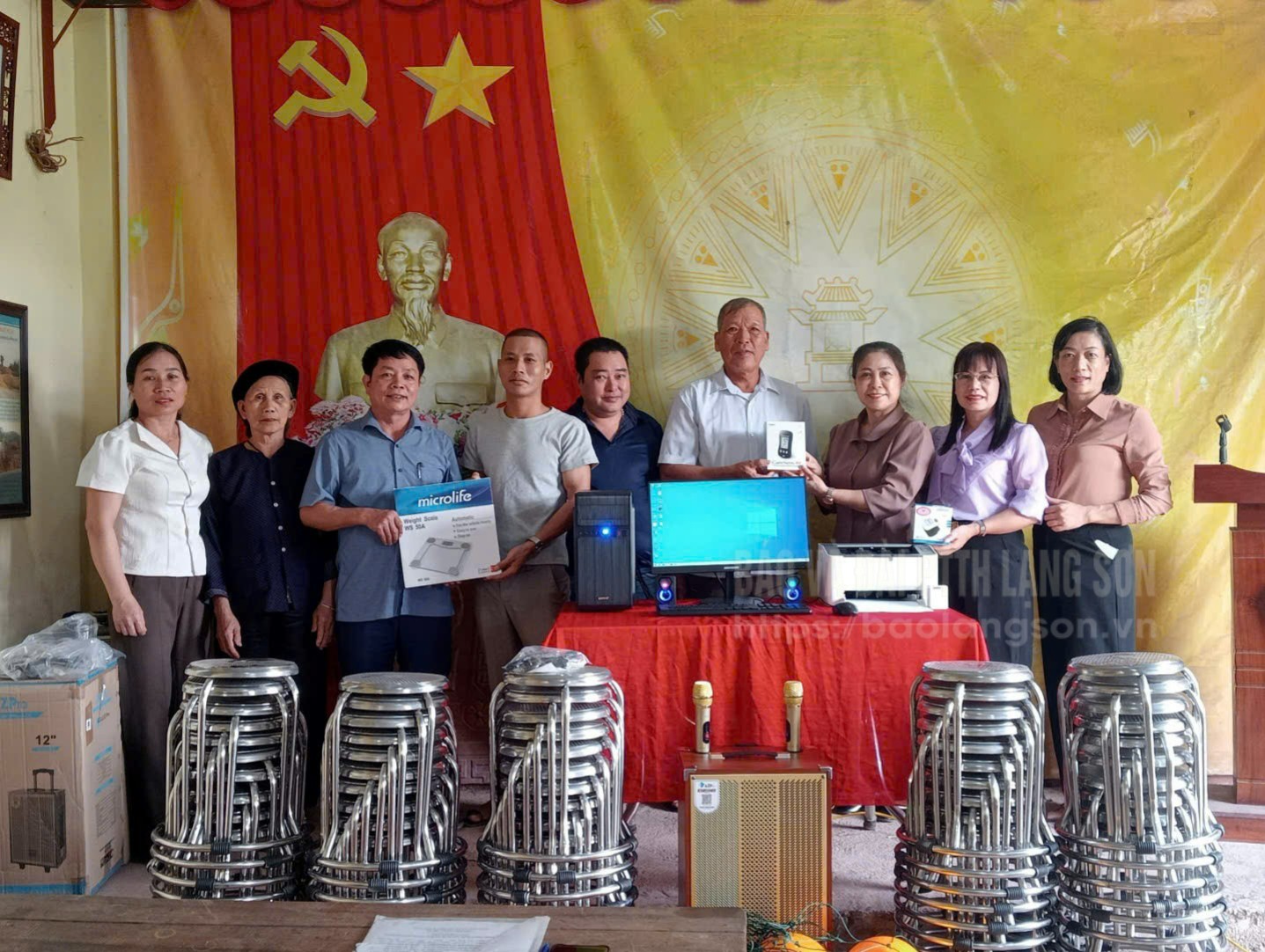 Đại diện một số sở ngành, đoàn thể của tỉnh trao tặng các thiết bị, vật dụng cho Câu lạc bộ Liên thế hệ tự giúp nhau thôn Pò Kính, xã Na Dương