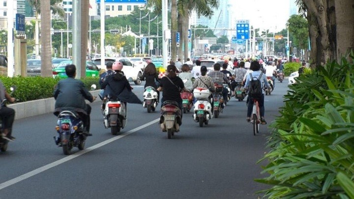 Tại nhiều thành phố Trung Quốc, xe máy chạy bằng xăng bị cấm hoặc hạn chế trong nhiều năm, trong khi xu hướng chuyển sang xe máy điện đang gia tăng.