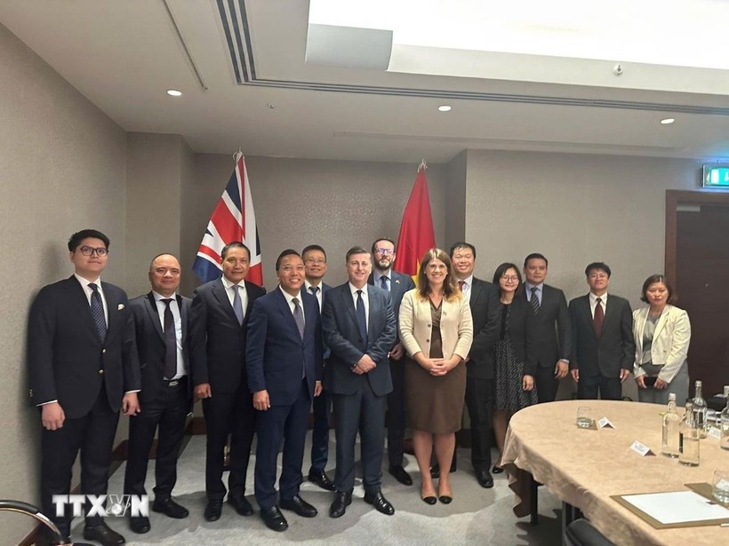 Thứ trưởng Nguyễn Hoàng Long và Quốc vụ khanh Douglas Alexander và đại diện các Bộ, ngành và Đại sứ quán hai nước chụp ảnh lưu niệm tại Khóa họp JETCO 14. (Ảnh: TTXVN phát)