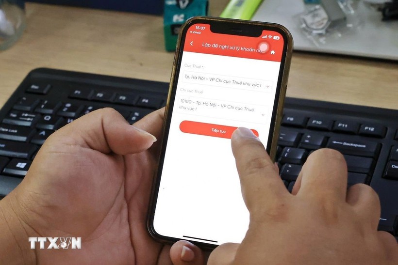Người nộp thuế cần cảnh giác với các hành vi giả mạo cơ quan thuế qua điện thoại, email, tin nhắn nhằm lừa đảo, trục lợi. (Ảnh: Tuấn Anh/TTXVN)