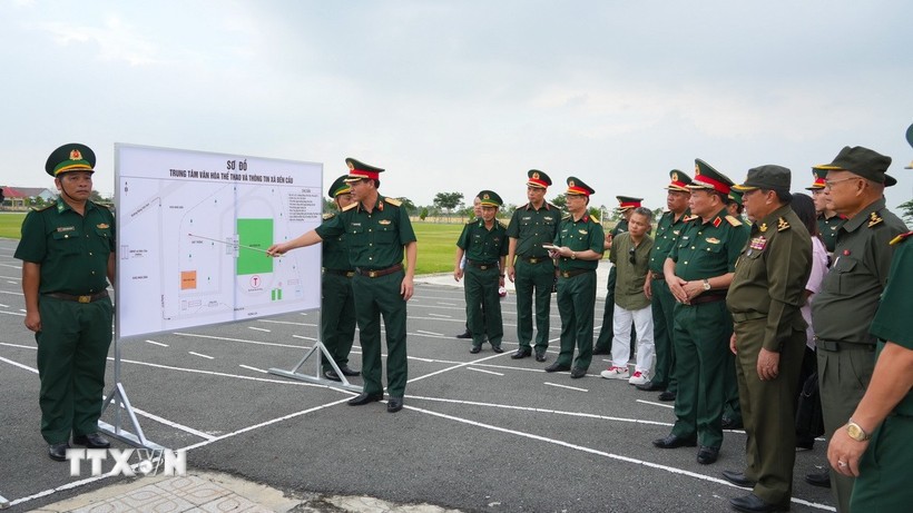 Lãnh đạo Ban chỉ huy Bộ đội Biên phòng tỉnh Tây Ninh báo cáo các phương án tổ chức Giao lưu hữu nghị Quốc phòng biên giới Việt Nam-Campuchia tại thực địa. (Ảnh: Minh Phú/TTXVN)