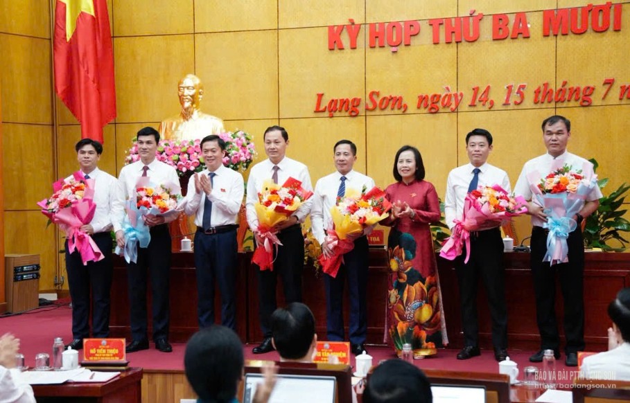 Lãnh đạo HĐND tỉnh tặng hoa chúc mừng đồng chí tân Phó Chủ tịch HĐND tỉnh và các đồng chí miễn nhiệm, bầu bổ sung Ủy viên UBND tỉnh khóa XVII, nhiệm kỳ 2021 - 2026