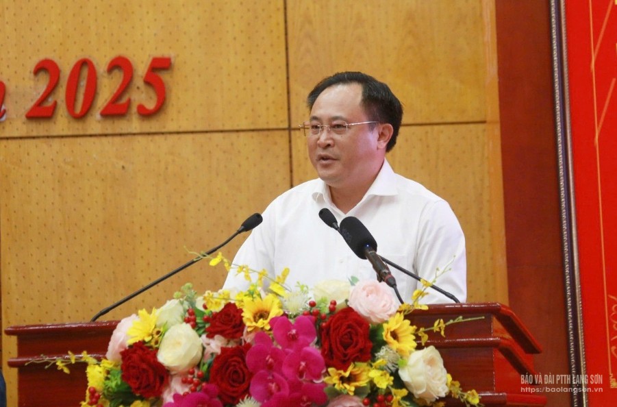 Đồng chí Lương Trọng Quỳnh, Phó Chủ tịch UBND tỉnh trả lời chất vấn tại kỳ họp