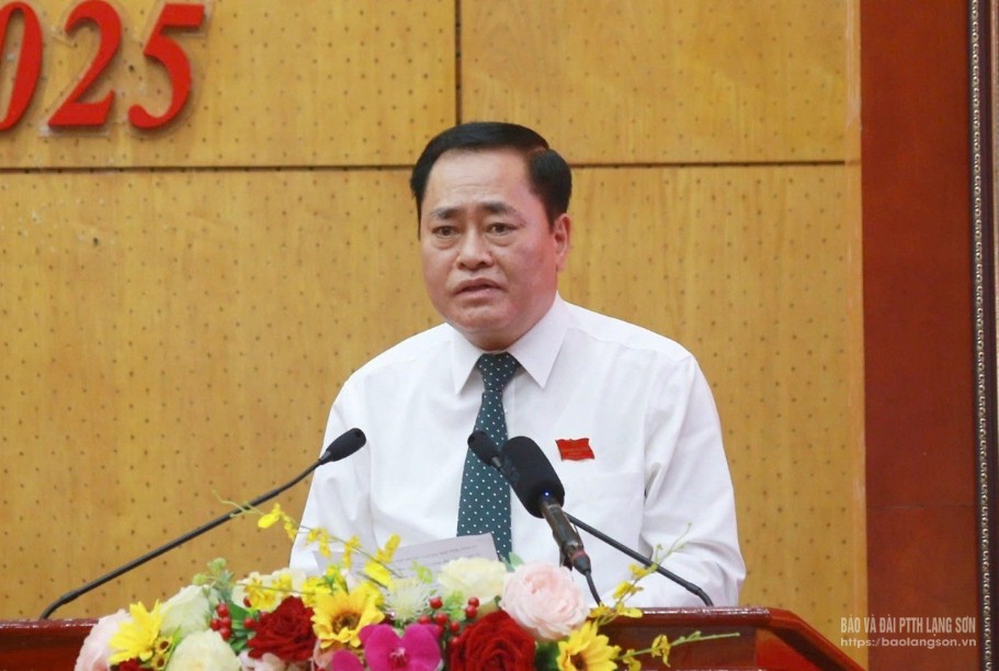 Đồng chí Hồ Tiến Thiệu, Phó Bí thư Tỉnh ủy, Chủ tịch UBND tỉnh trình bày tờ trình của UBND tỉnh về miễn nhiệm, giới thiệu nhân sự bầu Ủy viên UBND tỉnh khoá XVII, nhiệm kỳ 2021 - 2026
