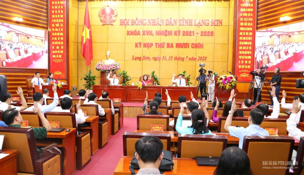 Các đại biểu biểu quyết thông qua nghị quyết tại kỳ họp