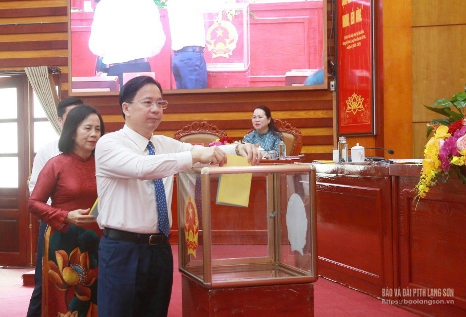 Các đại biểu bỏ phiếu bầu Phó Chủ tịch HĐND tỉnh, bầu bổ sung Ủy viên UBND tỉnh khóa XVII, nhiệm kỳ 2021 – 2026