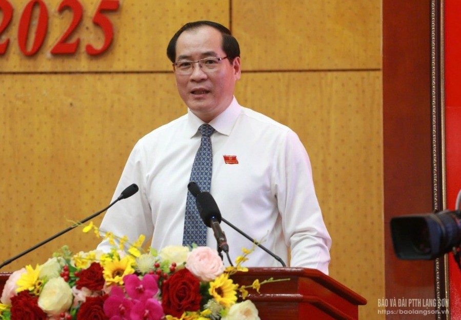 Đồng chí Dương Xuân Huyên, Ủy viên Ban Thường vụ Tỉnh ủy, Phó Chủ tịch Thường trực UBND tỉnh trả lời chất vấn tại kỳ họp