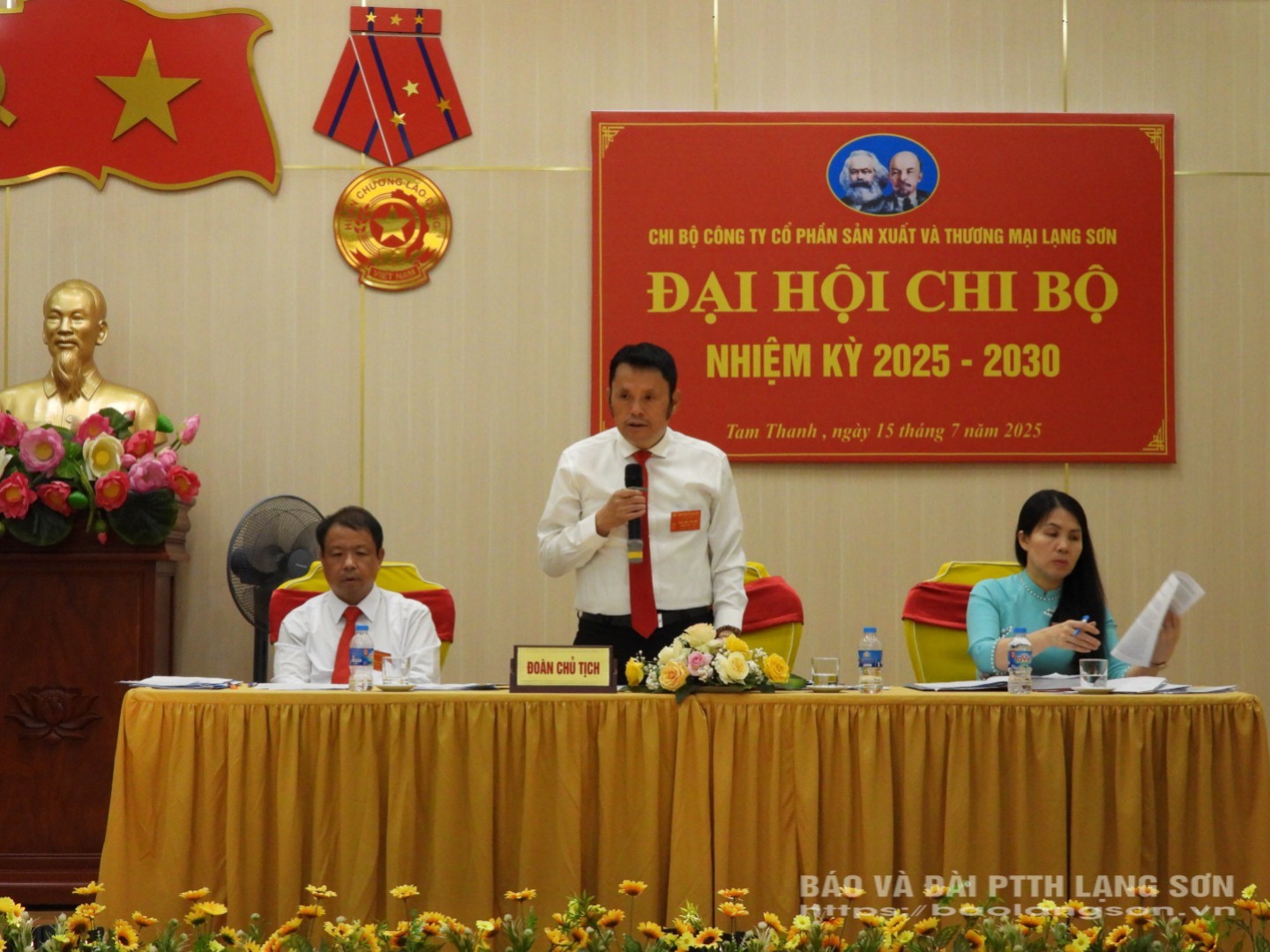 Đoàn chủ tịch điều hành Đại hội chi bộ