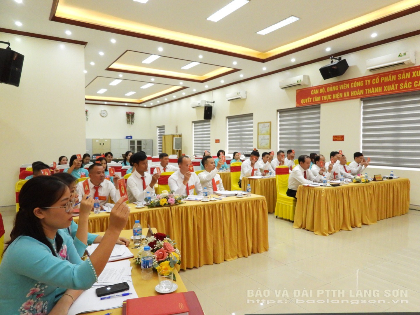 Các đại biểu biểu quyết thông qua các chỉ tiêu nghị quyết Đại hội chi bộ nhiệm kỳ 2025-2030