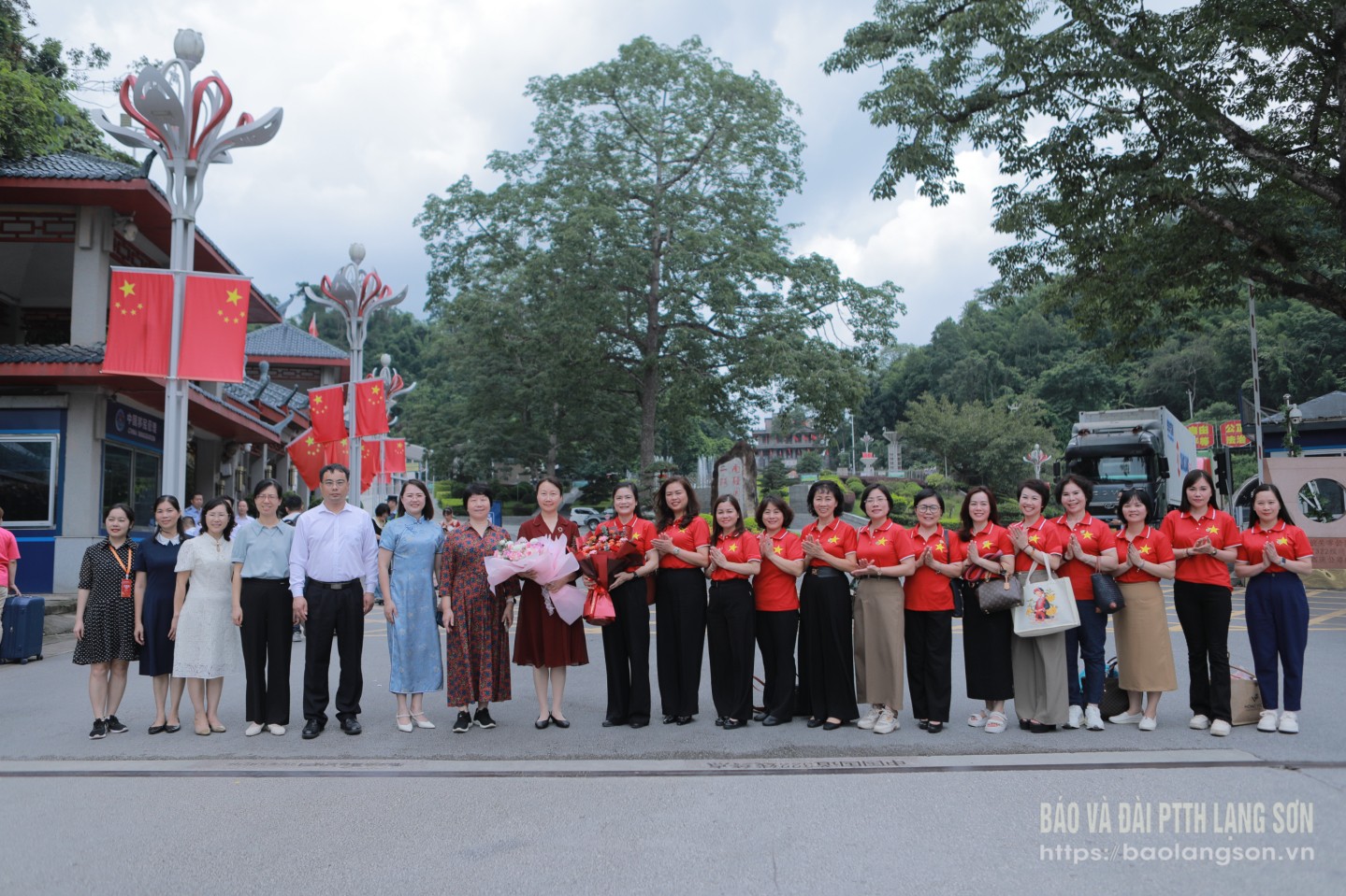 Đoàn đại biểu Hội LHPN Khu tự trị dân tộc Choang Quảng Tây, Trung Quốc đón đoàn đại biểu Hội LHPN Việt Nam