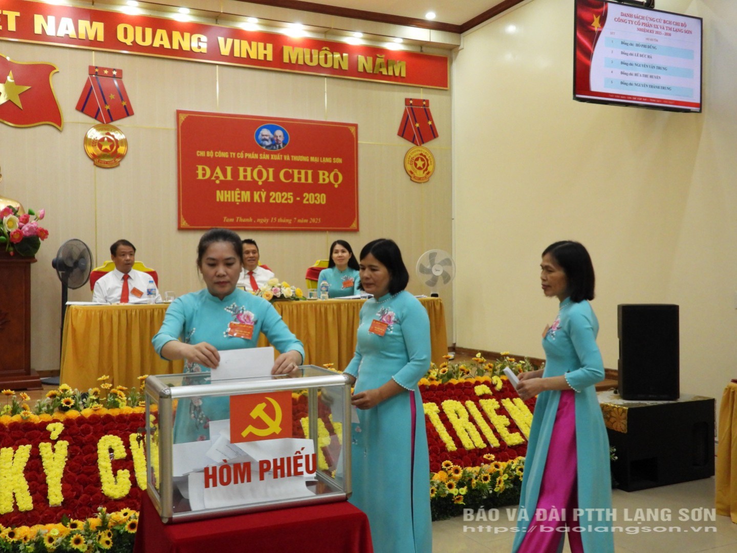 Đại biểu thực hiện bỏ phiếu bầu Ban chấp hành chi bộ nhiệm kỳ 2025-2030