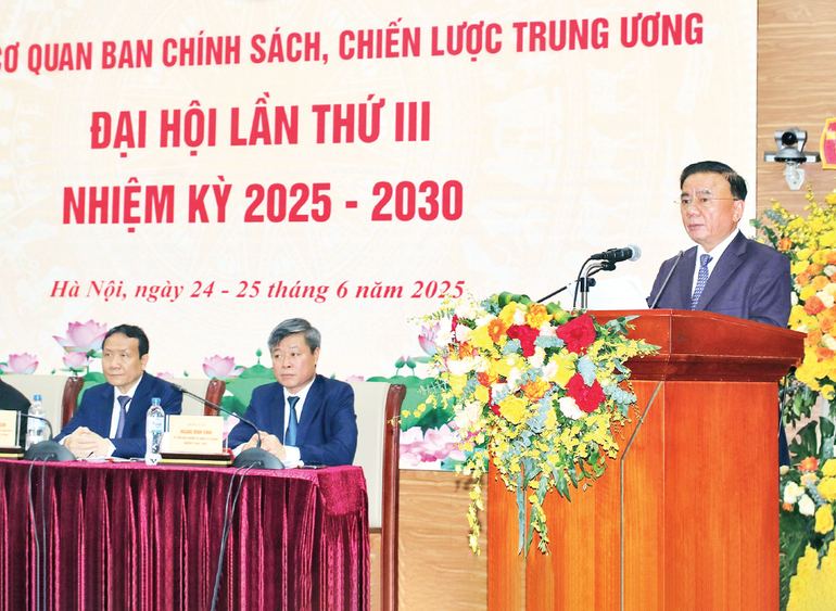 Thường trực Ban Bí thư Trần Cẩm Tú, Bí thư Đảng ủy các cơ quan Đảng Trung ương phát biểu chỉ đạo Đại hội Đảng bộ cơ quan Ban Chính sách, chiến lược Trung ương. (Ảnh THẾ HOÀNG)