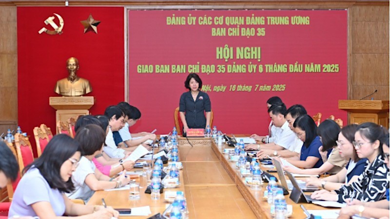 Đồng chí Nguyễn Thị Hoàng Vân, Phó Bí thư Đảng ủy các cơ quan Đảng Trung ương, Trưởng Ban Chỉ đạo 35 Đảng ủy chủ trì hội nghị. (Ảnh: Đăng Khoa)