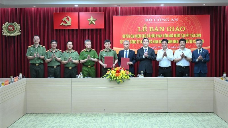 Đại diện Bộ Công an và SCIC ký kết biên bản bàn giao.