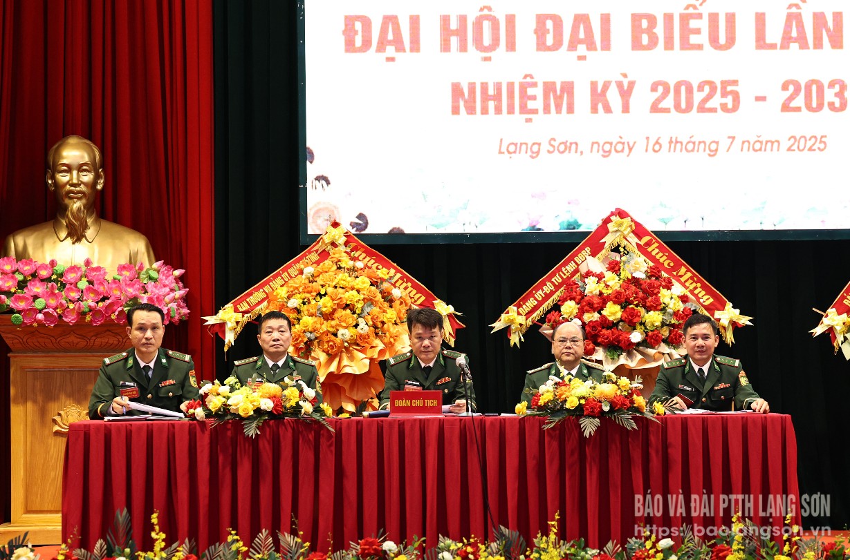 Đoàn chủ tịch đại hội