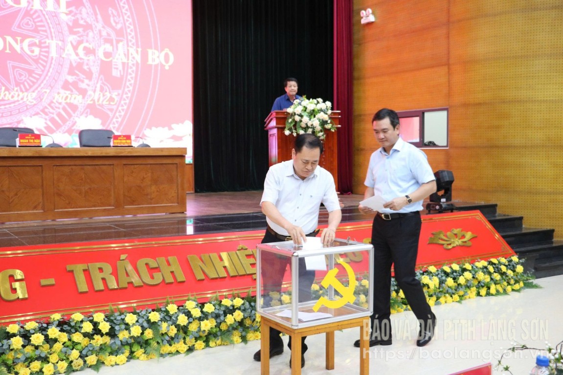 Các đại biểu bỏ phiếu giới thiệu nhân sự tại hội nghị