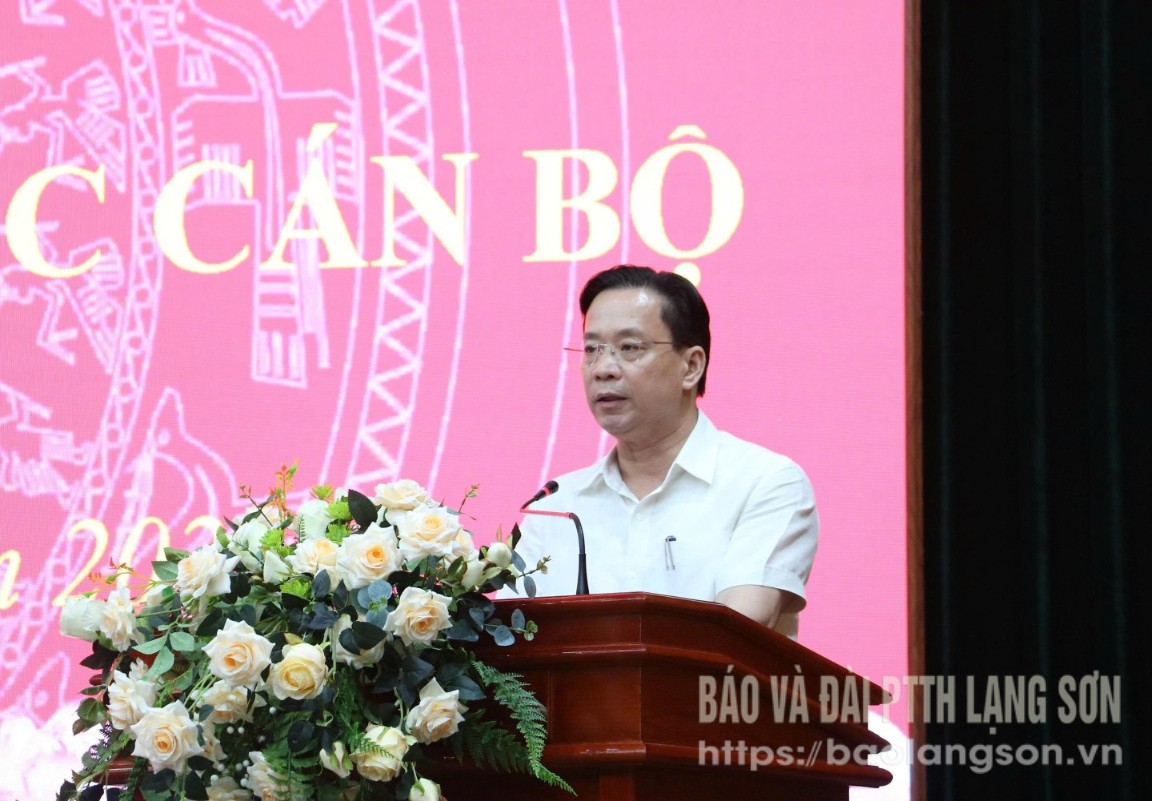 Đồng chí Hoàng Văn Nghiệm, Bí thư Tỉnh ủy, Trưởng Đoàn đại biểu Quốc hội tỉnh phát biểu tại hội nghị
